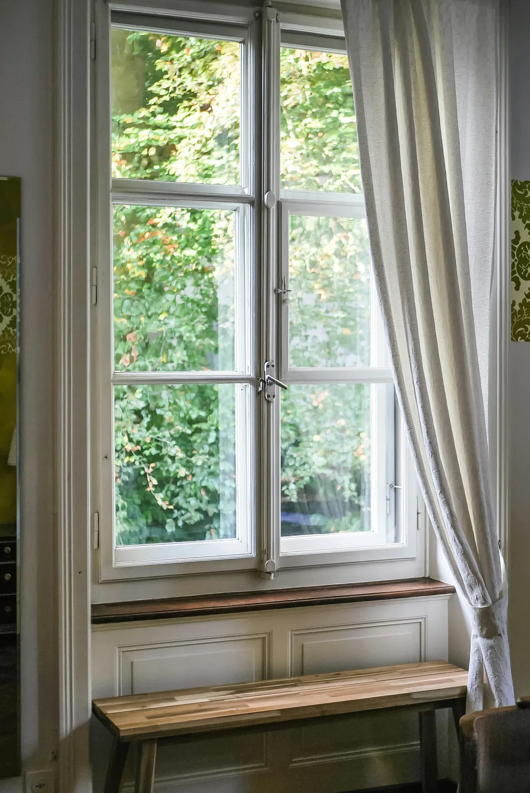Double-hung window with both sashes installed on a heritage home in Montreal