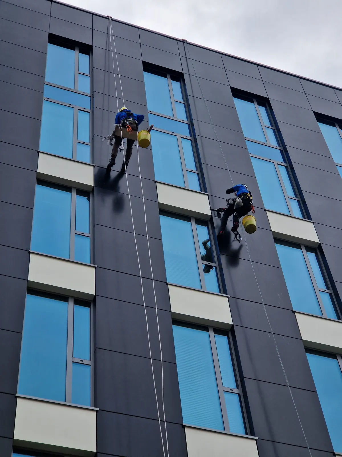 Storefront glass and aluminum framing in Montreal