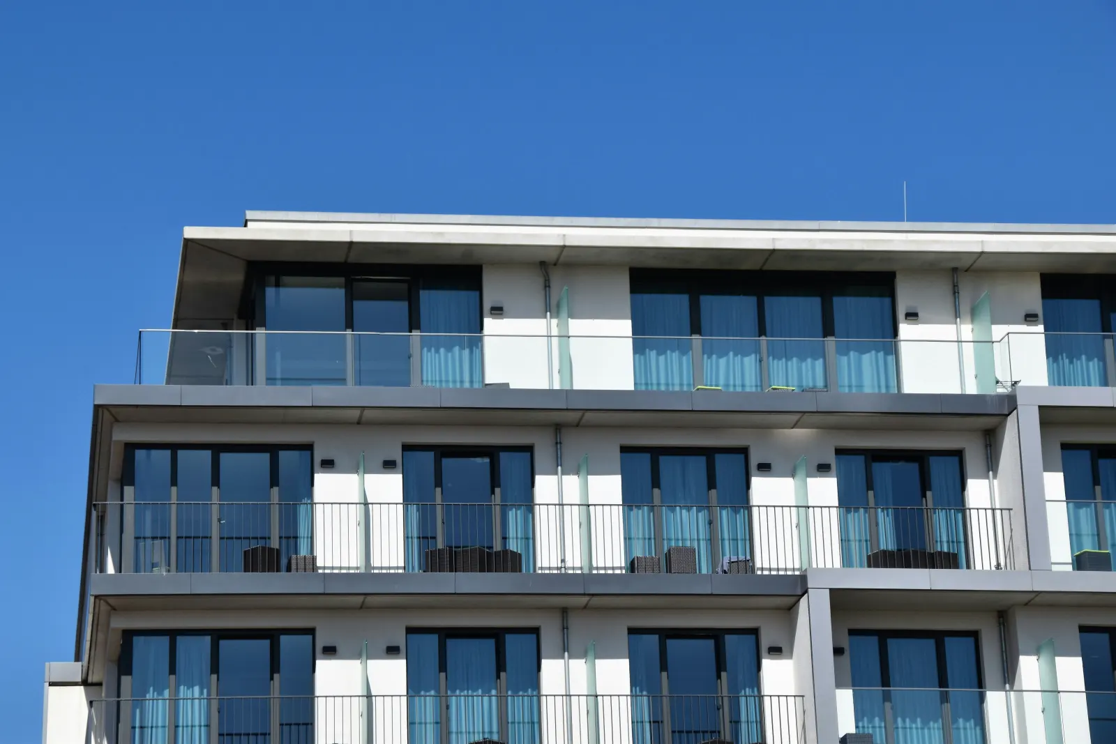 Commercial storefront glass installation in Montreal