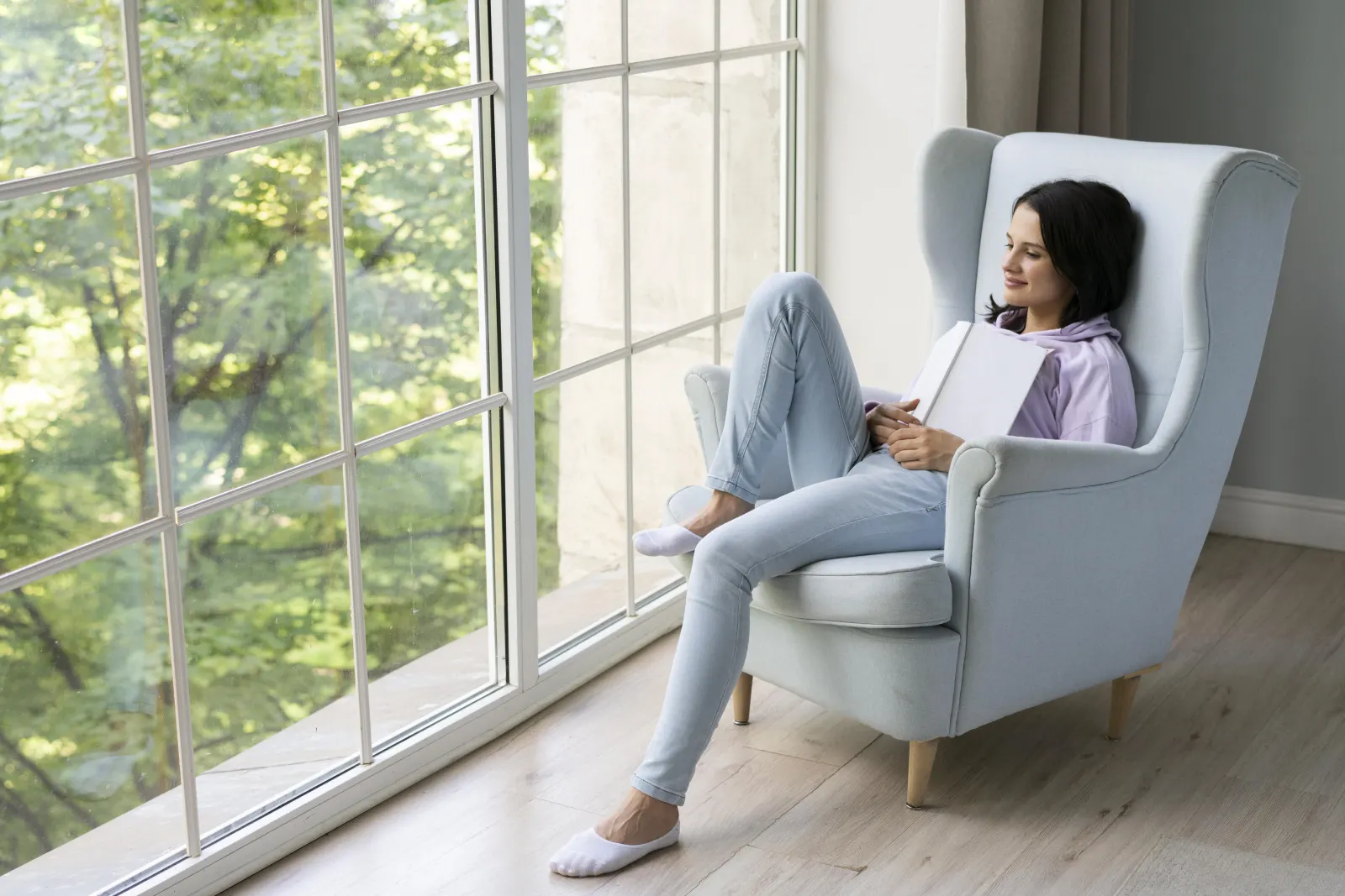 Montreal homeowner comparing window options